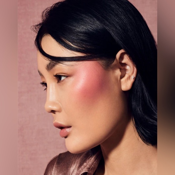 Fenty Beauty Cheeks Suede Powder Blush – Bubble Bands (Shimmering Hot Pink) - Picture 12 of 13